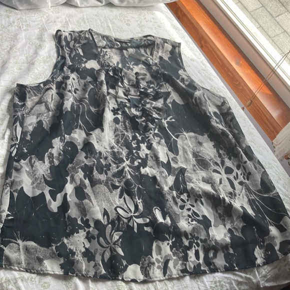 Lane Bryant sheer shell with neck ruffle detail size26 - Picture 5 of 7